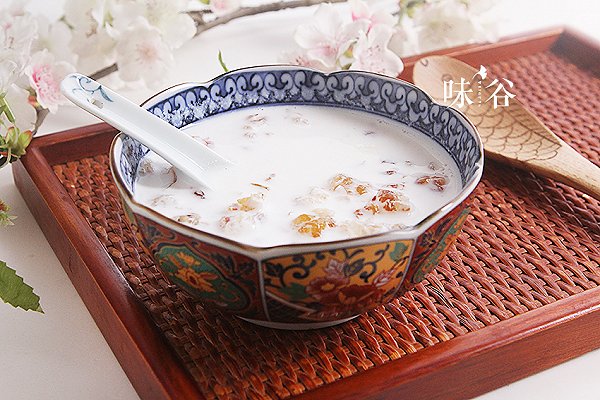 養(yǎng)顏美容的牛奶燉桃膠的做法