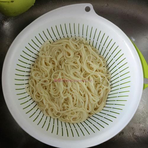 青菜肉絲炒面的做法