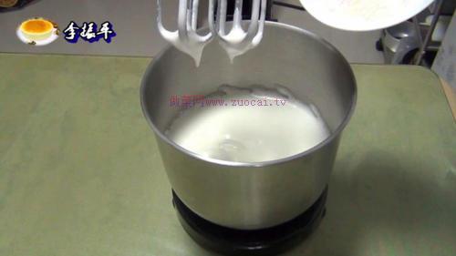 中空戚風(fēng)蛋糕8寸的做法