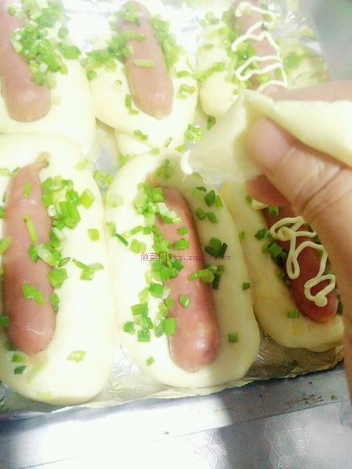 蔥香烤腸面包的做法