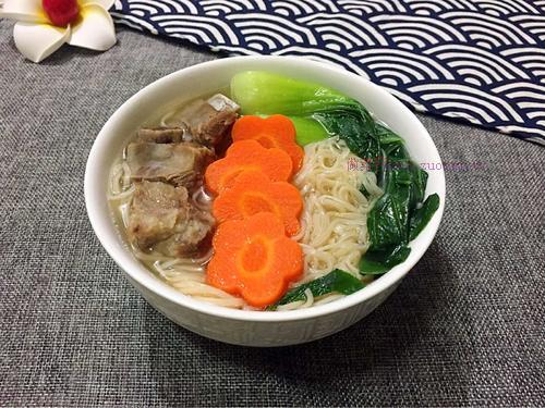 排骨湯面的做法