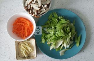 熏干芹菜的做法步驟：2