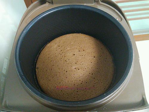電飯煲版可可戚風(fēng)蛋糕的做法