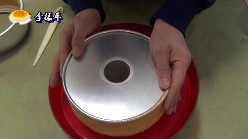 中空戚風(fēng)蛋糕8寸的做法