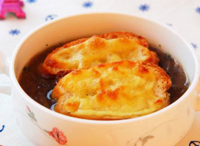 紅酒醋洋蔥湯的做法，法國洋蔥湯怎么做好喝的關(guān)鍵