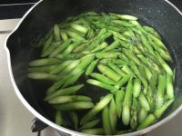 蘆筍拌腰果的做法步驟2