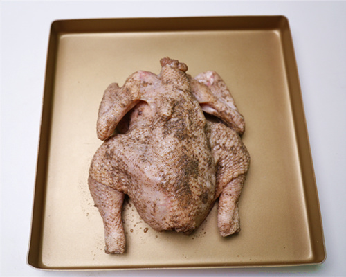 皮酥肉嫩的圣誕烤雞的做法步驟：3