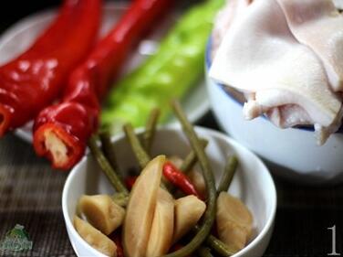 紅椒肉皮的做法步驟1