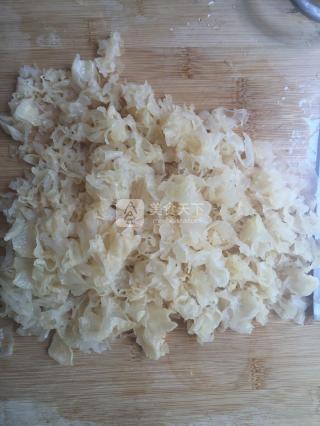 蓮子茨實(shí)雪耳膠的做法步驟：3