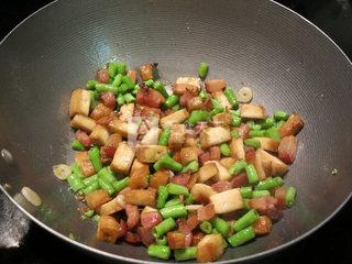 咸肉炒豇豆豆干的做法步驟：6