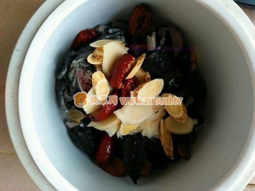 當(dāng)歸黃芪烏雞湯的做法