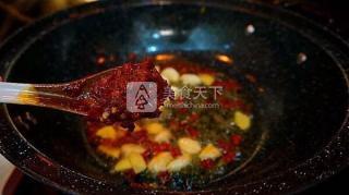 啤酒燜魚，好吃的讓你意想不到。的做法步驟：4