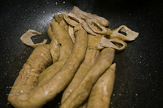 夏日蜂蜜糟鹵浸三寶 － 鴨舌、翅尖、豬腸的做法步驟：3