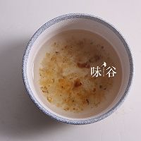 養(yǎng)顏美容的牛奶燉桃膠的做法圖解3