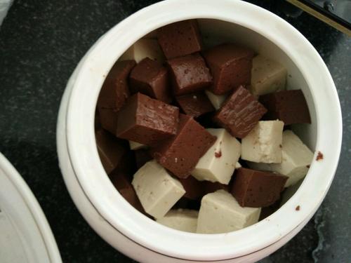 羊血豆腐煲的做法