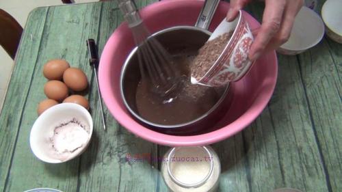 巧克力戚風(fēng)蛋糕8寸的做法