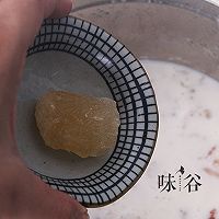 養(yǎng)顏美容的牛奶燉桃膠的做法圖解6