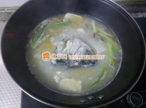 魚(yú)頭豆腐湯的做法