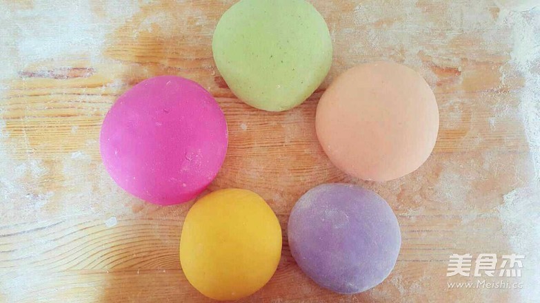 再挑剔的小孩也無(wú)法拒絕！彩色蔬果面的做法