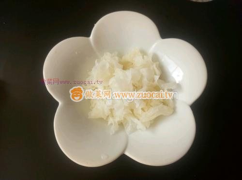 銀耳蓮子百合羹的做法