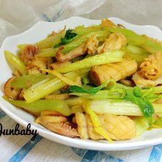 西芹炒魷魚的做法