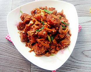 風(fēng)味食品香菇梗炒熏鴨腿的家常做法