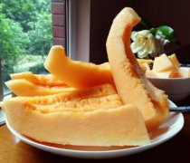 【哈密瓜怎么去皮】哈密瓜皮能吃嗎_哈密瓜是熱性還是涼性