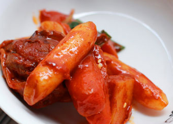 韓國(guó)雞肉炒年糕的做法 做辣炒年糕加點(diǎn)雞肉更好吃