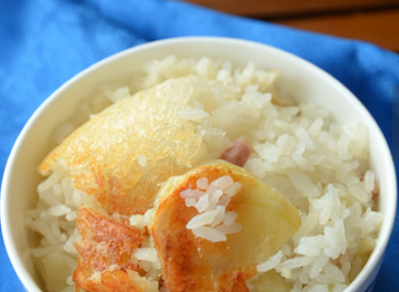 臘肉土豆?fàn)F鍋巴飯 電飯鍋也能燜出金黃誘人的鍋巴飯