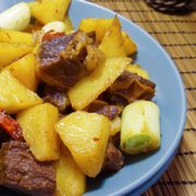 土豆?fàn)F牛的做法