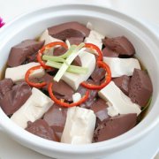 【豬血煮豆腐】豬血煮豆腐的做法_豬血煮豆腐的營(yíng)養(yǎng)價(jià)值