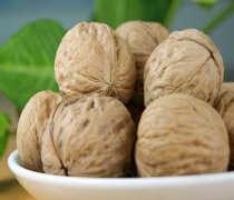【核桃的功效與作用】核桃的營(yíng)養(yǎng)價(jià)值_核桃的功效與副作用