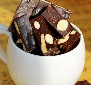 巧克力杏仁牛軋?zhí)堑募页Ｗ龇? onerror=