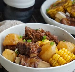玉米土豆?fàn)F排骨的家常做法
