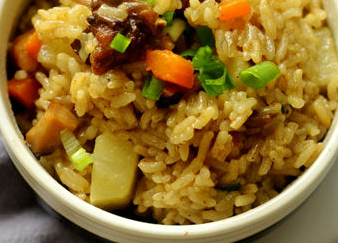 香菇雞肉土豆?fàn)F飯的家常做法