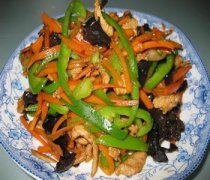 【青椒胡蘿卜炒肉絲】青椒胡蘿卜炒肉絲怎么做好吃_青椒炒胡蘿卜絲的