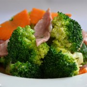 【西蘭花炒胡蘿卜】西蘭花炒胡蘿卜的做法_西蘭花炒胡蘿卜的營養(yǎng)價值