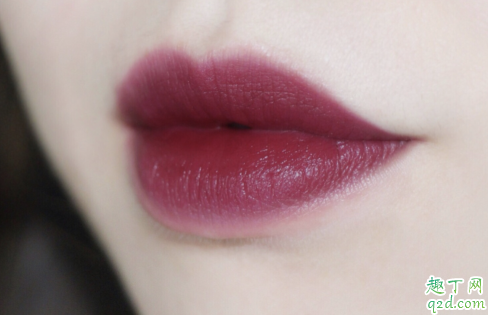 香奈兒857什么顏色 香奈兒2019圣誕黑金857口紅試色5