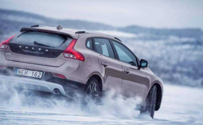 為什么有的車(chē)倒車(chē)燈只有一個(gè) 倒車(chē)燈常亮什么原因