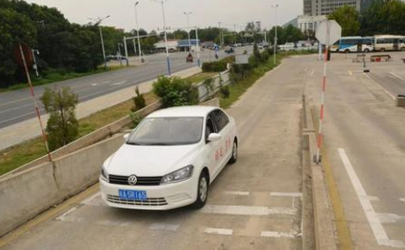 自動(dòng)擋坡道起步怎么不溜車 手動(dòng)擋坡道停車要掛在1擋嗎