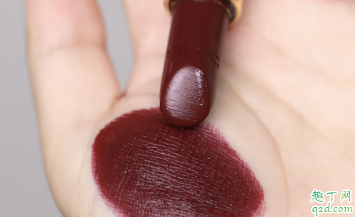 香奈兒857什么顏色 香奈兒2019圣誕黑金857口紅試色4