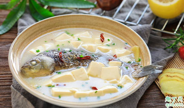 鯽魚湯煎的時候如何不掉皮 鯽魚湯魚皮怎么不容易掉2