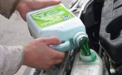 水箱防凍液為什么變黃 副水箱防凍液能加滿嗎