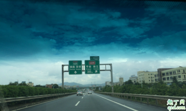 開車被雷劈能不能下車 打雷躲車里安全嗎3