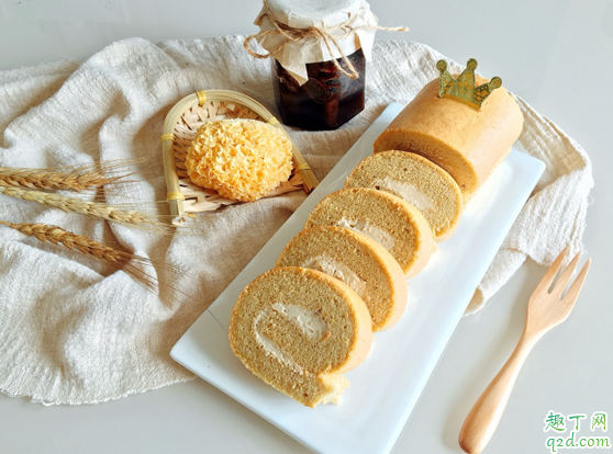 蛋糕卷一卷就裂開是什么原因 卷蛋糕卷為什么會裂開3