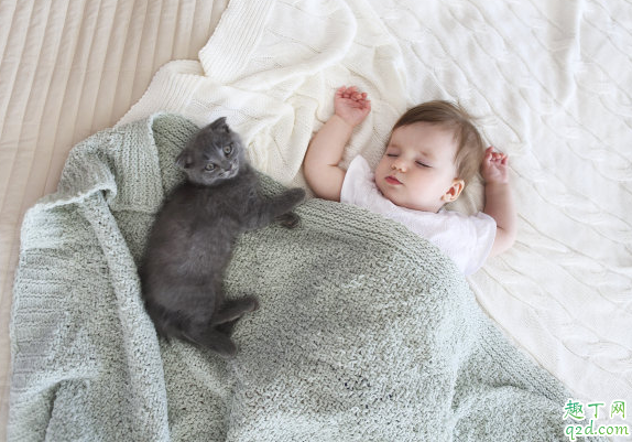 新生兒跟大人睡大床嗎 嬰兒睡覺光腳還是穿襪子2