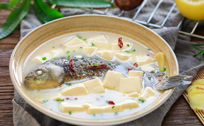 鯽魚湯是一整條魚放進(jìn)去嗎 鯽魚湯鯽魚要切嗎