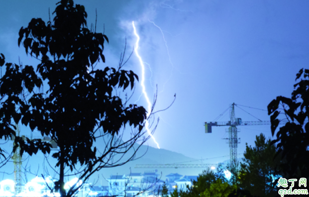 開車被雷劈能不能下車 打雷躲車里安全嗎1