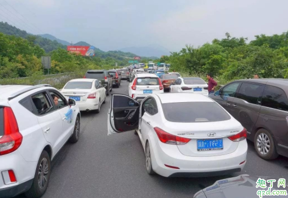 因?yàn)槭裁吹蹁N駕照可以再考 長期駕照扣完分降級嗎3