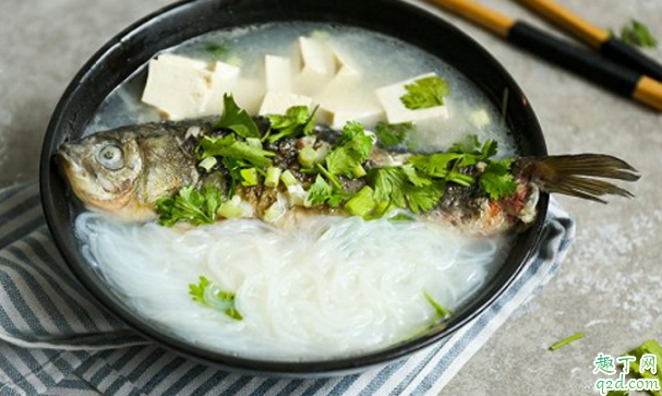 鯽魚湯煎的時候如何不掉皮 鯽魚湯魚皮怎么不容易掉3